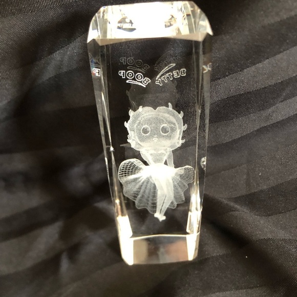 Betty Boop Crystal Etched Paperweight - Picture 3 of 11